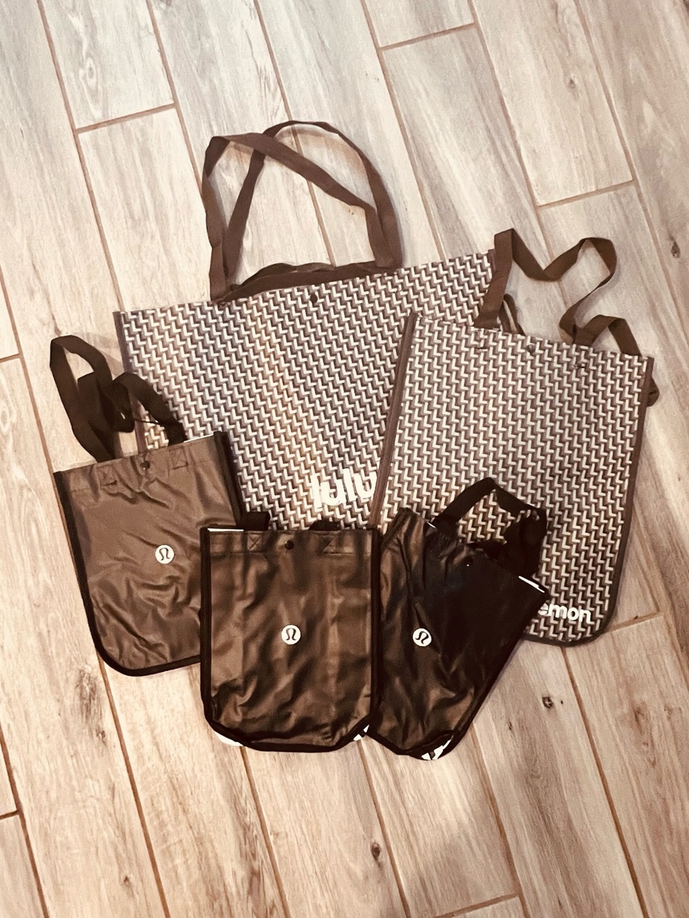 Bundle of 5 authentic Lululemon reusable shopping bags/totes in assorted sizes